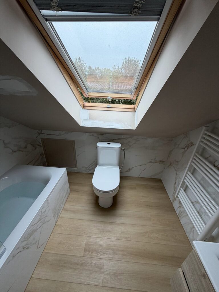 Une salle de bain sous pente – Lieurey (27)